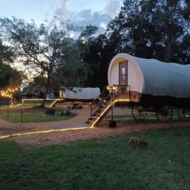 Highland Cow Glamping in a Cozy King Bed Wagon, hotel u gradu Melrose