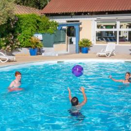 ZEcamping 3 étoiles familial dog friendly piscine et soirées animées, hotell sihtkohas Sussargues