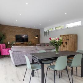The Bungalow, near Reigate, hotell i Kingswood Manor