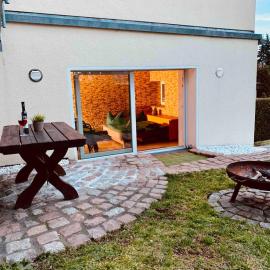 Wellness Ferienwohnung mit Sauna und Garten, hotel i Hohenstein-Ernstthal