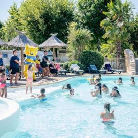 ZEcamping 4 étoiles avec piscine couverte - proche Biscarrosse, Hotel in Parentis-en-Born