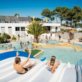 ZEcamping 5 étoiles - Accès direct plage - Parc Aquatique - Dog friendly, khách sạn ở Pénestin