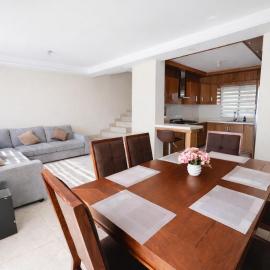 Casa amplia, 3 recámaras, patio y estacionamiento, hotel in Linares