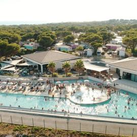 Martigues में, होटल ZEcamping 4 étoiles à 300m de la plage piscine club enfant animaux acceptés