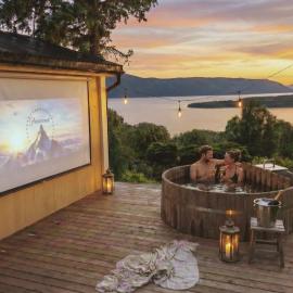 Romantic Getaway Hot Tub, Cinema & View, Hotel in Stange
