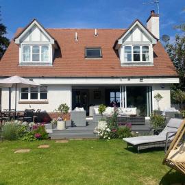 Seaside golfing haven-central 4 bed detached home