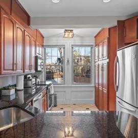 2 Floor 1BR w/Parking in the Heart of Salem
