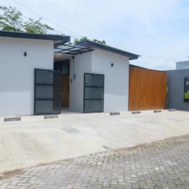 Pickle n Pod villa in Solo with pickle court near mall, hotel in Grogol