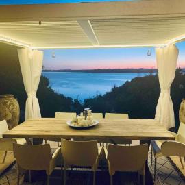 Cliff top spectacular ocean views pool and hot tub, hotel din Whangaparaoa