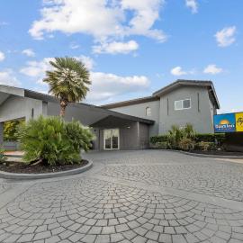 Days Inn & Suites by Wyndham Texas City - Galveston Area، فندق في تكساس سيتي