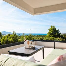 ELA Apartment mit Blick auf die Herzinsel in Turanj, Hotel in Turanj