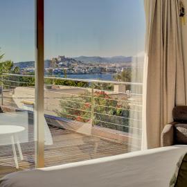 Talamanca 3-bedroom villa ensuite, nice sea view