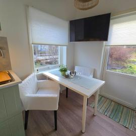 Nybyggd loftstuga i centrala Grebbestad, hotel i Grebbestad