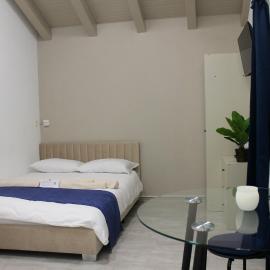 Schickes Studio mit eigenem Bad & Küche, hotel en Bilten