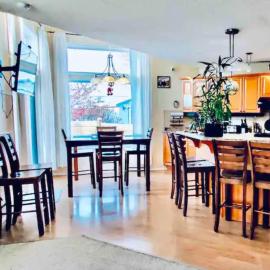 Spacious 3BR Retreat w-Hot Tub Ravine Sleeps 9, hotel in Edmonton