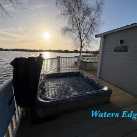 Tattershall Lakes Waters Edge Mini Lodge Lakeside, 8 Berth with Hot Tub & Wifi, hotel a Tattershall