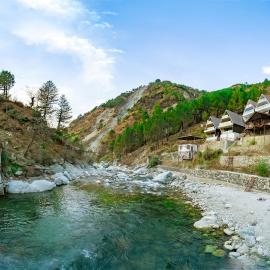 Raj Villas by Serene Resorts - Riverside Luxury Pentagon Villas, Tirthan Valley, hotel sa Banjār