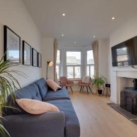 Modern & homely 2-bed - close to BEACH
