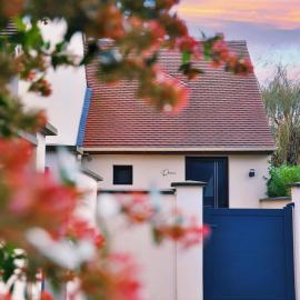 Bussy-Saint-Georges में, होटल Au Charme De Bussy - Maison proche Disney avec terrasse et parking