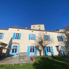 Charmante maison au cœur de la cité médiévale, מלון בלוזרט