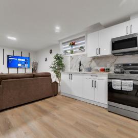 2-bedroom suite close to Amenities and Airport with on pad parking, khách sạn ở Leduc