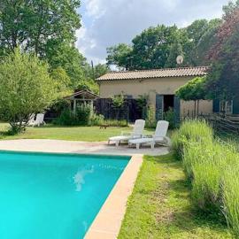 Belle maison de vacances indépendante, piscine et jardin privatifs & clôturés 30 minutes au sud Bordeaux、Origneのホテル