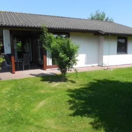 Holiday Home J10 Eingefriedetes Ferienhaus in Eckwarderhörne by Interhome, viešbutis mieste Großwürden