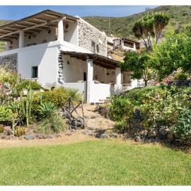 Casa Cala Salina Sopra, хотел в Pollara