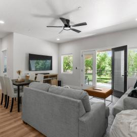 4- Balcony Loft Overlooking Park, Walkable, minutes to Zion