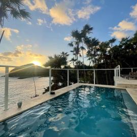 Good Vibes Only Ocean Villa-Views/Pool/Sundeck/Fun, hotel i St Thomas