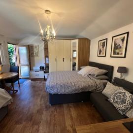 Station Approach Solihull Cabin Stays, hotel i Solihull