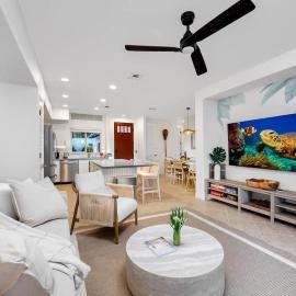 Luxury 1st floor Villa New Baths Beach Access，維克拉村莊的飯店