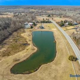 Huge Farmstay w/ Pool, Animals, Pond, & Game Room, hotel di La Plata