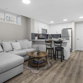Private Guest Suite in SE Calgary 5 minutes to South Health Campus & Seton YMCA, hotel in Calgary