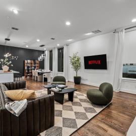 Luxury 3BR Dallas Bishop Arts - Skyline View from Rooftop - Garage - MiniGolf - Firepit - WORLD CUP, hotel in Dallas