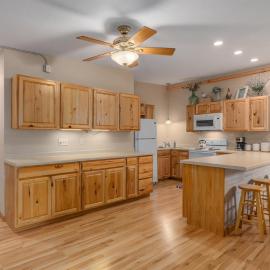 3BR Condo Near Lake Pepin w 2 Kitchens - Lantern Condos, hotel di Pepin