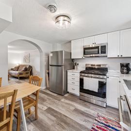 Cozy 2BR Garden Apartment Near Lake Pepin - Daisy, hotel v destinácii Pepin