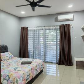KLIA Dengkil Adlyn Homestay