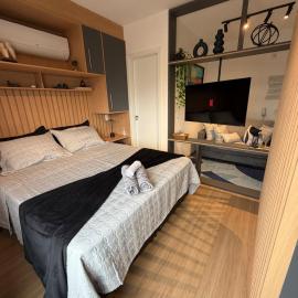Studio 63 novo, luxuoso e completo com ar condicionado e cama Queen Size - Centro Mogi - Até 4 Pessoas