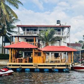 Luthmin River View Hotel, hotel a Alutgama