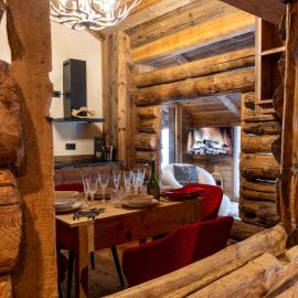 Alpine Majestic Rascard - Unique Mountain Experience with Balcony and panoramic views, hotel u gradu Šampolik