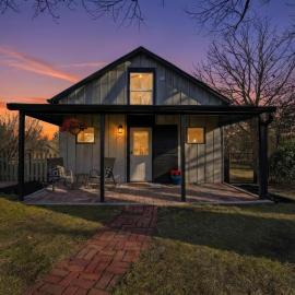 Renovated 1950s Barndominium Pet-Friendly & Modern، فندق في أوفرلاند بارك