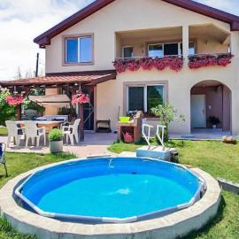 My Parents Guest House, hotel din Petrovec
