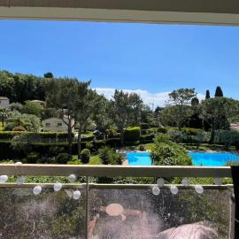 Studio lumineux avec terrasse & piscine, hotel a Villeneuve-Loubet