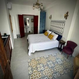 Oliva Courtyard Guesthouse, хотел в Олива