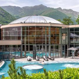 Centre ville, vue montagne et au pied du torrent, 1 accès Spa par jour, 2 accès par jour à partir décembre 2026, hotel in Cauterets