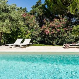 Relax in Style - Prime Spot with Garden & Natural Pool, hotel in Azeitao