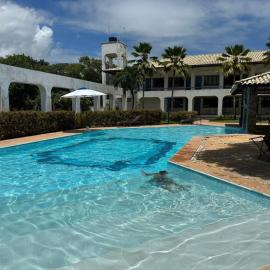 Flat com Piscina Guarajuba 2 Quartos 100m da Praia, hotel a Camassari