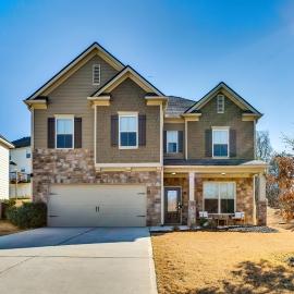 Open Plan Arcade Home with Natural Hardwoods Sleeps 10