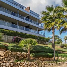 Spacious 3-Bedroom Garden Apartment and Indoor Community Pool, hotel v destinácii Manilva